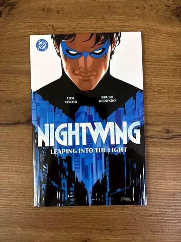 Nightwing leaping into the light tp ( comics )