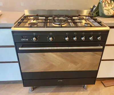 Smeg top gas oven is electric latest model same like new condition