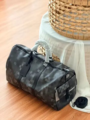 Louis Vuitton Duffel bags For Men’s