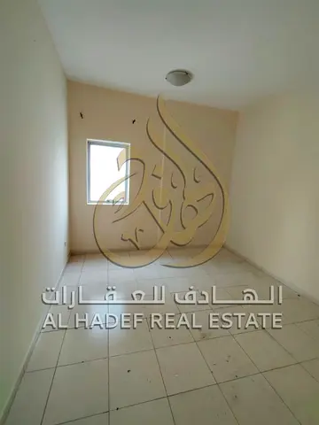 شقة غرفة وصالة واسعة للإيجار في القاسمية الند الشارقة مساحة كبيرة إطلالة مفتوحة بالكامل حمام واحد صيانة مجانية الدفع على 4 أو 6 دفعات موقع مميز قريب م