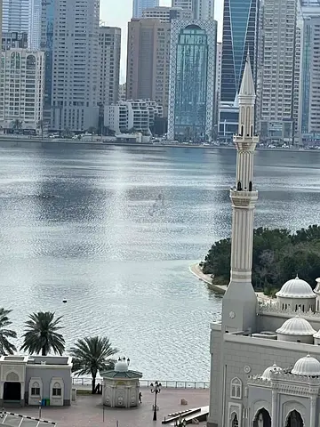 شقة واسعة 3 غرف وصالة بإطلالة بحرية رائعة، تتميز بثلاث بلكونات وتكييف مركزي على حساب المالك، موقع مميز ومناسبة للعائلات الباحثة عن الراحة والسكن الممي