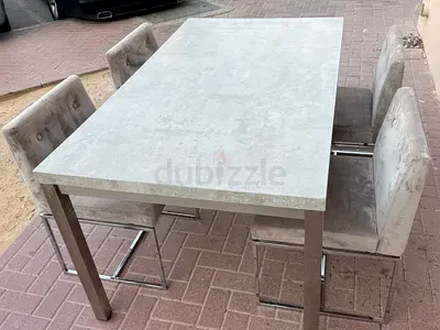 Beautiful dining table with 4chairs available ready to sell