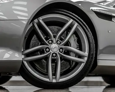 2019 Aston Martin DB9 — фото 16