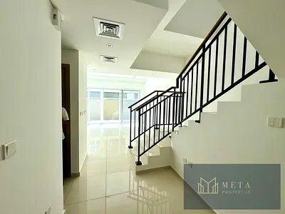 أفضل عرض لوحدة سكنية تضم 3 غرف نوم و3 حمامات، مع غرفة معيشة واسعة ومطبخ مفتوح؛ تتميز الوحدة بموقعها كزاوية وسطية وتضم حديقة على شكل حرف L. متاحة للإيج