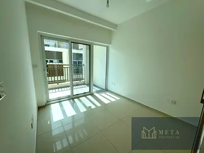 أفضل عرض لوحدة سكنية تضم 3 غرف نوم و3 حمامات، مع غرفة معيشة واسعة ومطبخ مفتوح؛ تتميز الوحدة بموقعها كزاوية وسطية وتضم حديقة على شكل حرف L. متاحة للإيج