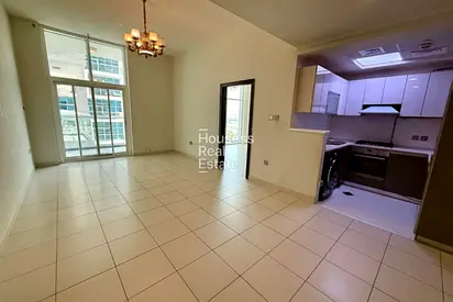 Fully Fitted Kitchen | 6 Cheques | Vacant