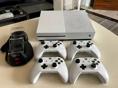 Xbox One 1TB White | 4 Original Microsoft Controllers + Charging Dock | Immaculate