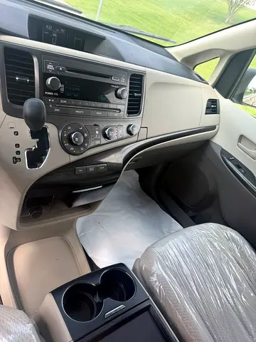 صورة 11 لـ 2011 Toyota SIENNA