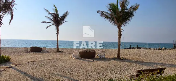 شقة أول ساكن بمواصفات مميزة، تتمتع بإطلالة رائعة وإمكانية الاستفادة من شاطئ بحري خاص لسكان البرج، بالإضافة إلى مسبح وجيم وغرفة خدم