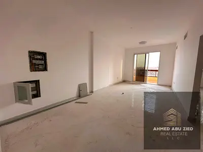 اول ساكن - صالة كبيرة - غرفة نوم ماستر - بلكونة باطلالة مفتوحة - تشطيبات مودرن - 2 حمام - تكييف مركزي - قريب من كل المدارس و علي شارع E311 مباشرة