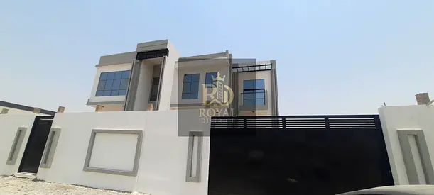 بسعر مغري جدا | فيلا ضخمة 5 غرف + غرفة خادمة | تشطيب فخم | تصميم راقي جدا | تملك حر للعرب | موقع متميز
