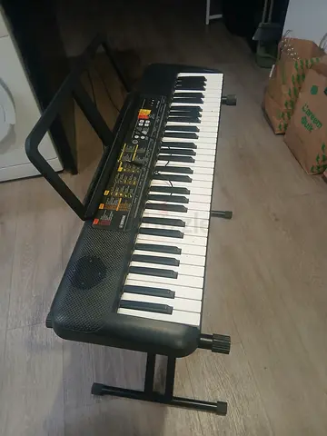 Yamaha PSR-F52 Portable Keyboard + Stand – Excellent Condition