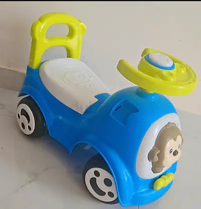 سيارة أطفال