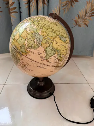 Vintage-style illuminated globe table lamp