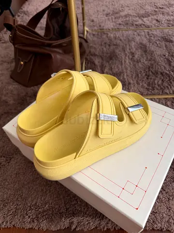 Light yellow women's slide sandals, barely worn