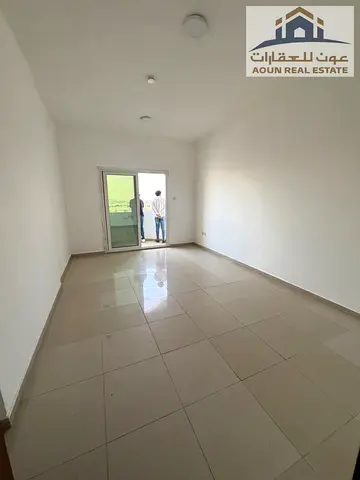 ✨ فرصة ممتازة للإيجار في موقع حيوي واستراتيجي على شارع الوحدة مباشرة! ✨  احصل على شقة مريحة بمساحة مناسبة في قلب الشارقة، بالقرب من كافة الخدمات والأن