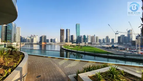 شقة فاخرة ومفروشة بالكامل مألفة من غرفة نوم و صالة مع مطبخ مفتوح يبعد دقائق من دبي مول  ، وسط المدينة