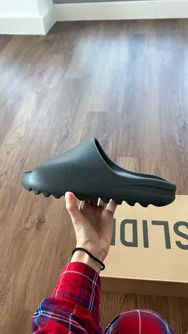 Yeezy Slide "Onyx" - Size 46 (US 11)