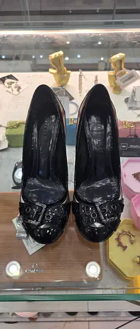 Black patent leather women's flats with buckle detail - preowned