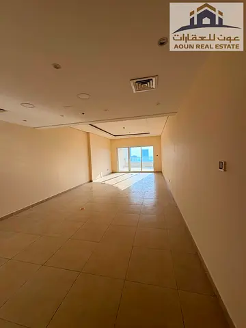شقة فاخرة 3 غرف نوم + غرفة خادمة للإيجار السنوي في الخان | إطلالة مباشرة على الكورنيش | موقفان مجانيان | جيم ومسبح