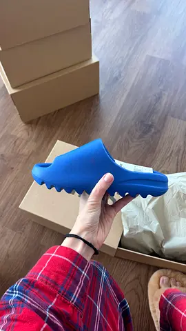 Yeezy Slide "Azure" - Size 38 (US 5)