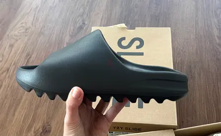 Yeezy Slide "Onyx" - Size 40,5 (US 7)