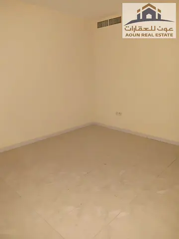 شقة للإيجار السنوي – المجاز 2 🏡 غرفتين وصالة 🛁 2 حمام | 🌅 بلكونة ❄️ تكييف مركزي | 🔥 غاز مركزي 💰 الإيجار السنوي: 36,000 درهم 💳 الدفع: حتى 6