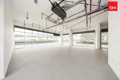 Corner Shop | 8 Parkings | Vacant | Road Facing