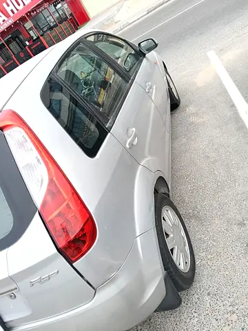 2011 FORD FIGO 照片 3
