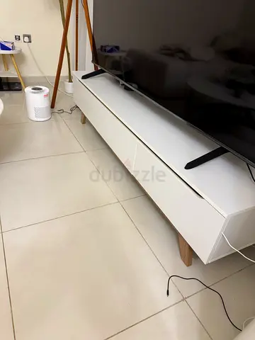 طاولة تلفزيون
