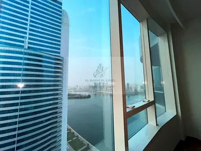 🌊🏡 للإيجار السنوي | غرفتين وصالة – المجاز 3، الشارقة ✨ 🔥 إطلالة بحرية | صف أول على كورنيش البحيرة | غرف ماستر | تشطيب ومرافق راقية 📍 الموقع: المجا
