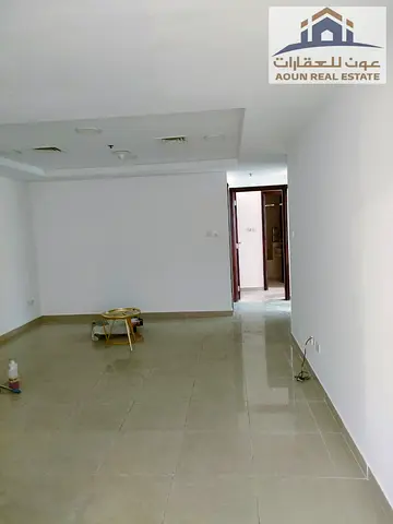 شقة للإيجار السنوي – كورنيش الممزر  🏡 غرفتين ماستر وصالتين  🛏️ غرفة خادمة + ستور  🌅 بلكونة بإطلالة أمامية على كورنيش الممزر  🚗 موقف سيارة