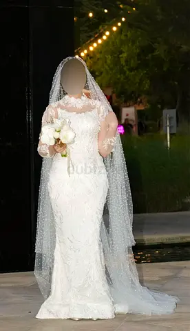 White lace wedding dress, fully hand-beaded, with a long beaded veil. The size is adjustable.