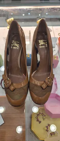 Brown leather women's pumps - size not specified, gently used
