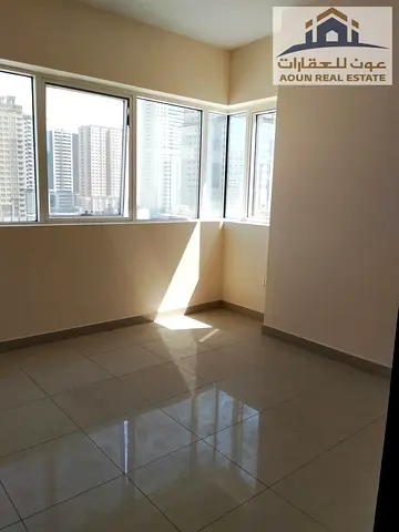 شقة فسيحة بغرفتي نوم في التعاون للإيجار السنوي، وصول سهل إلى دبي ومتوفر موقف سيارات