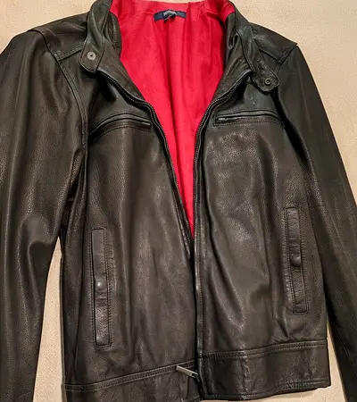 100% authentic vintage Ferrari lifestyle leather jacket from the late 1990s / early 2000