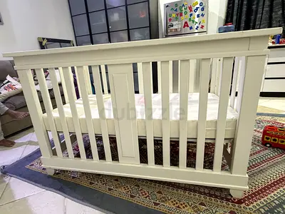 Baby crib with waterproof mattress,crib bumper,crib mobile