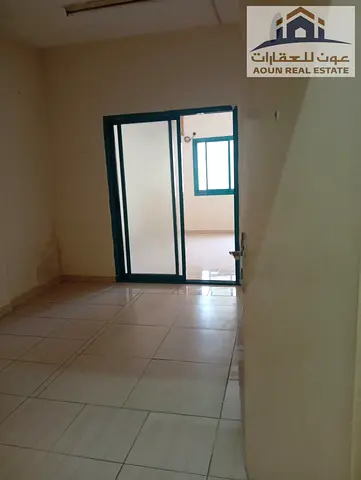 ✨ فرصة ممتازة وسعر اقتصادي جداً للسكن العائلي في منطقة الند - القاسمية! ✨ شقة واسعة ومريحة تتكون من غرفتين وصالة وتتميز بوجود بلكونة توفر إضاءة طبيعي