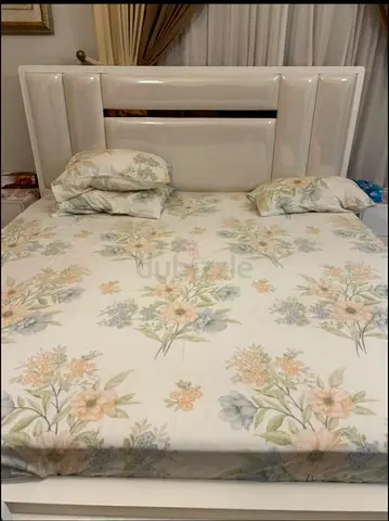 King size bed with mattress 6 moth used only