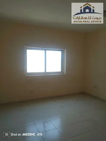 فرصة سكنية مميزة للإيجار السنوي في موقع حيوي - الخان (على الشارع العام) شقة بتصميم مريح ومساحة واسعة تقع مباشرة على الشارع العام في منطقة الخان، ممتا