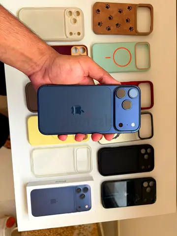Iphone 17 pro max 100% battery & active warranty. Plus 11 cases