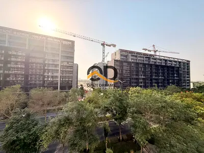 LUXURY FAMILY FALAT 2 BHK 2 WASHROOM WITH BULCONEY RENT ONLY 75K GYM POOL AND PARKING PARIM LOCATION AREA