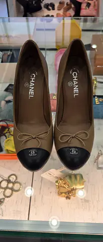 Chanel two-tone leather ballet flats size 37