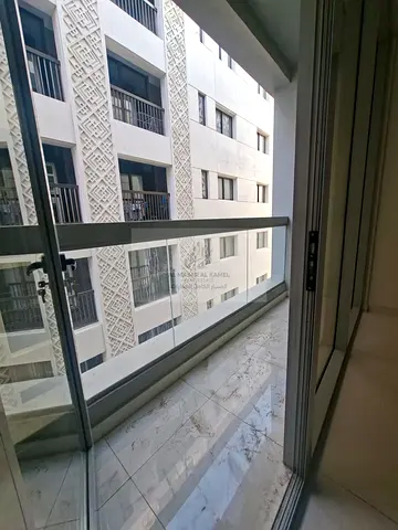 موقع مميز قريب من المدارس والخدمات تكييف مركزي غاز مركزي تسهيلات في السداد مع بلكونه علي الطريق الرئيسي