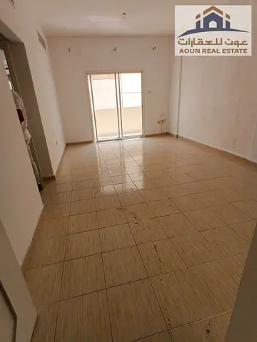 📢 للإيجار السنوي – المجاز 3  🏡 شقة **غرفة وصالة بمساحة كبيرة**، مع بلكونة، في موقع مميز **مقابل حديقة صفيا**.