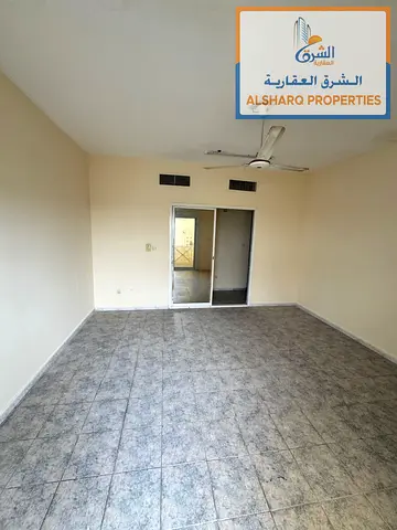 غرفتين وصالة _ بلكونة _ تكييف مركزي _2حمام_ سهل المخرج للشارقة ودبي