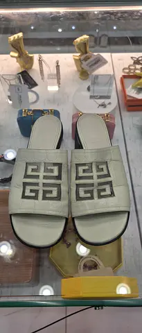 Light beige slip-on leather sandals with geometric logo - size not specified
