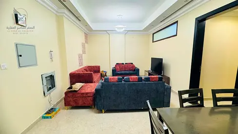 شقه مفروشه 3 غرف وصاله مع 3 حمامات بسعر مميز شامل الفواتير علي مخرج دبي قريبه من كل الخدمات بفرش جديد وصيانه مجانيه