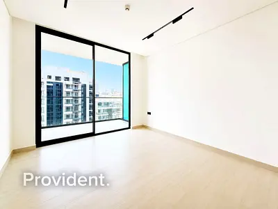 Fitted Kitchen | High Floor | 2 Cheques