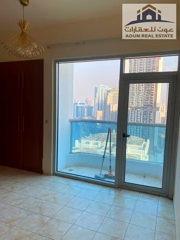 شقة للإيجار السنوي – المجاز 3 (برج صف أول على بحيرة خالد)  🏡 غرفتين وصالة  🛏️ غرفة خادمة  🛁 4 حمامات | 🌅 بلكونة بإطلالة جانبية على بحيرة خالد  ❄️